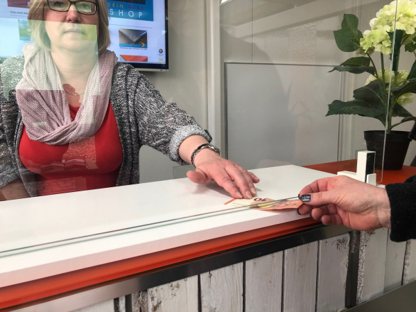 Spuckschutz I & Hygieneschutzglas für Theken, Arztpraxen, Aphotheken etc.